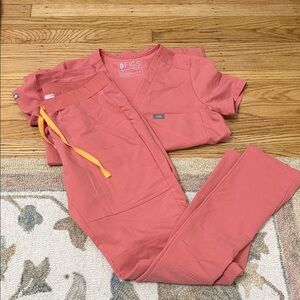Figs Women's Peach scrub set. Straight leg pant front pockets and Catarina top